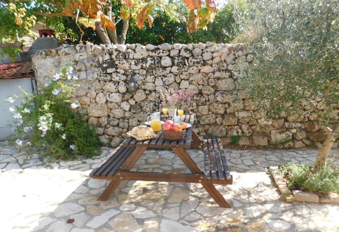 Adonino Residence-The House Of Pomegranates Lakithra ภายนอก รูปภาพ